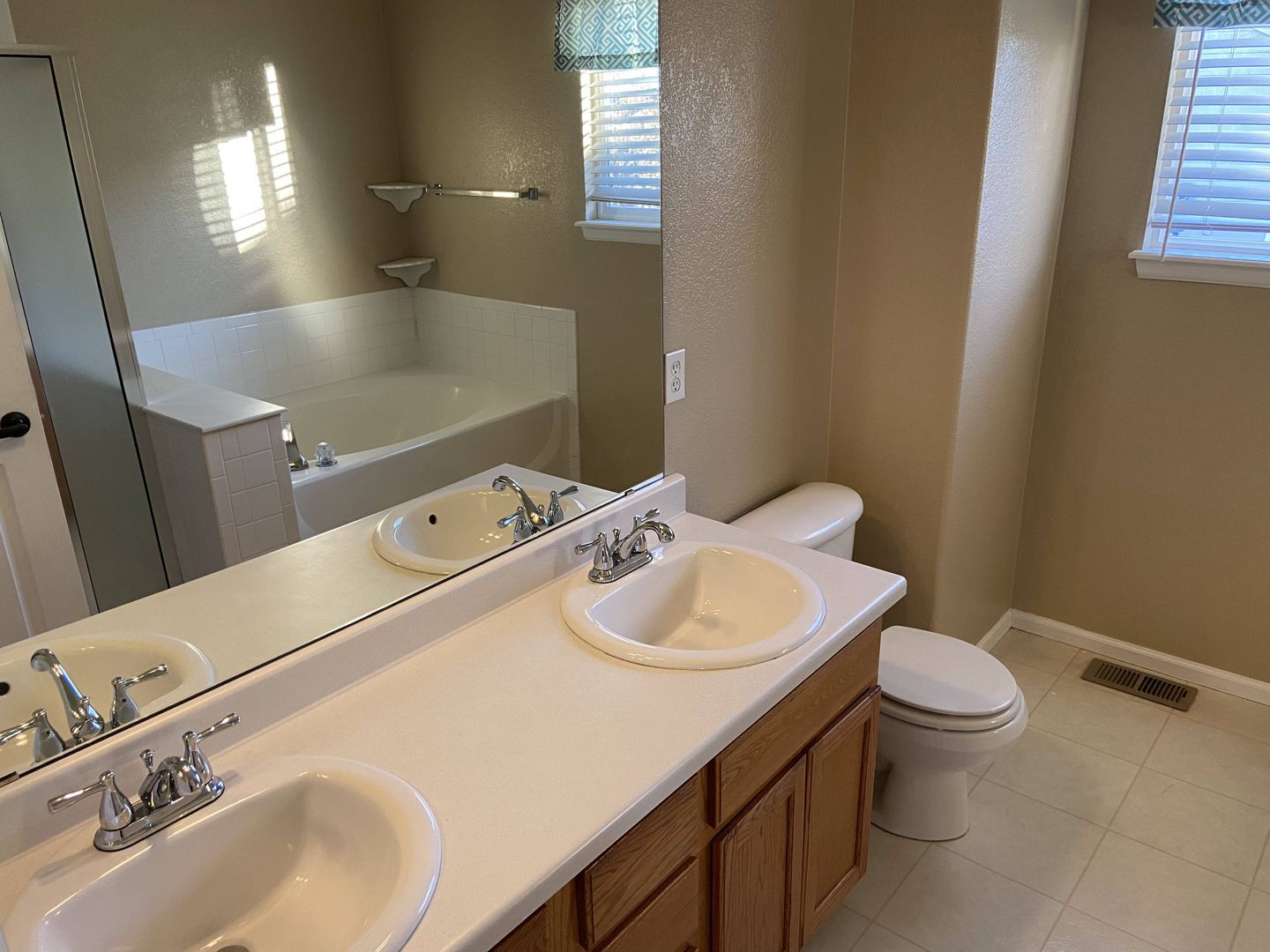 Building Photo - 13648 Parkview Pl