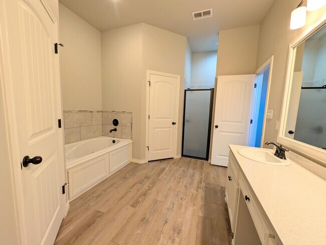 Building Photo - 9609 Hyden Ave