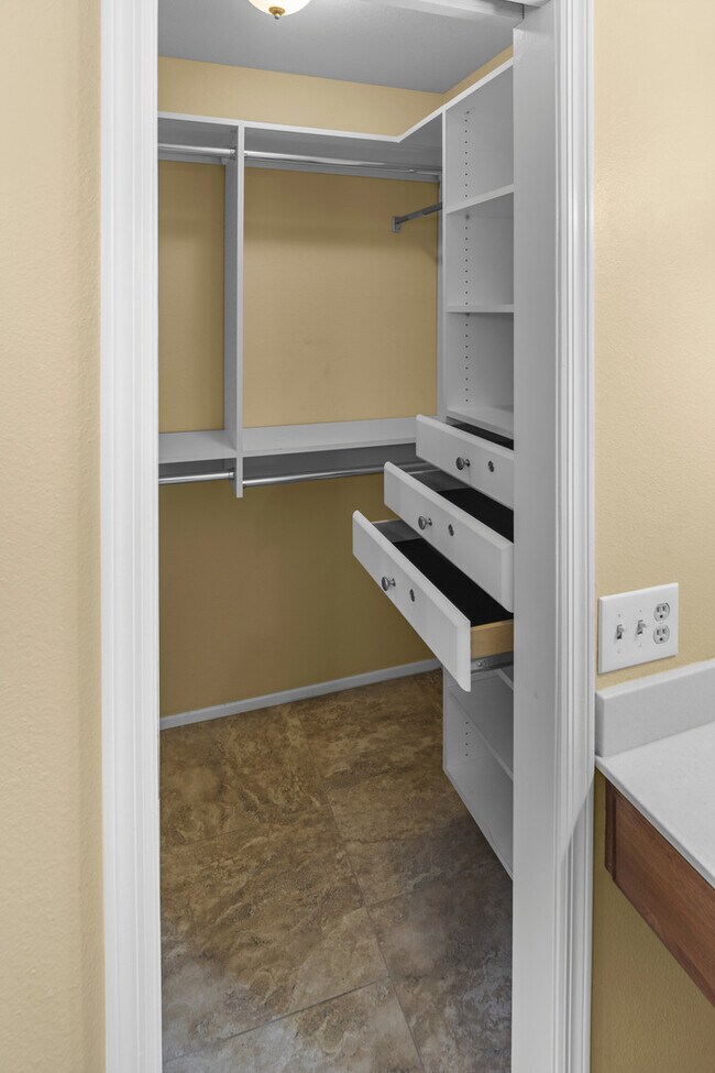 Building Photo - Your Oasis Awaits!