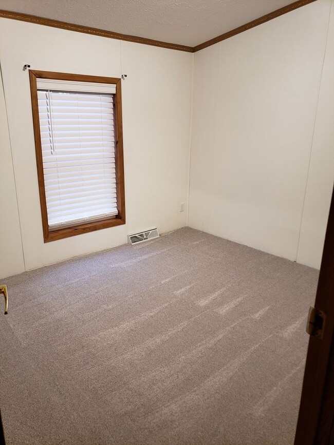 Building Photo - Spacious 4-bedroom, 2 bath, 2 car garage w...