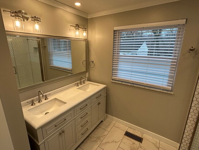 Building Photo - 475 W Kanawha Ave