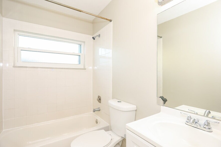 Building Photo - 9429 Saddlebrook Dr