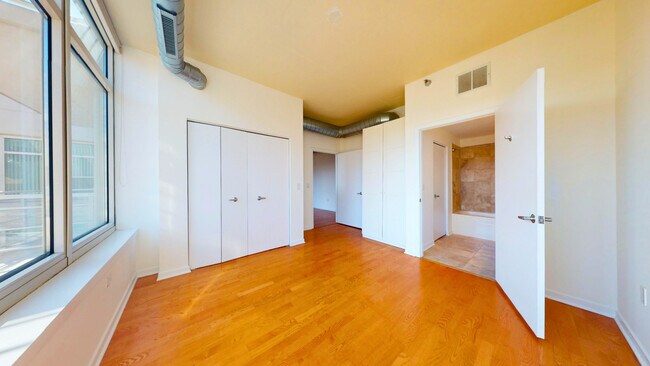 Building Photo - 909 W Washington Blvd