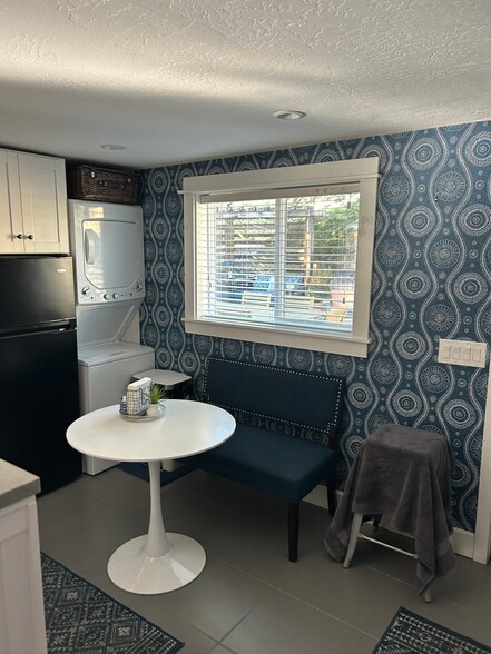 Building Photo - 114 Brush St