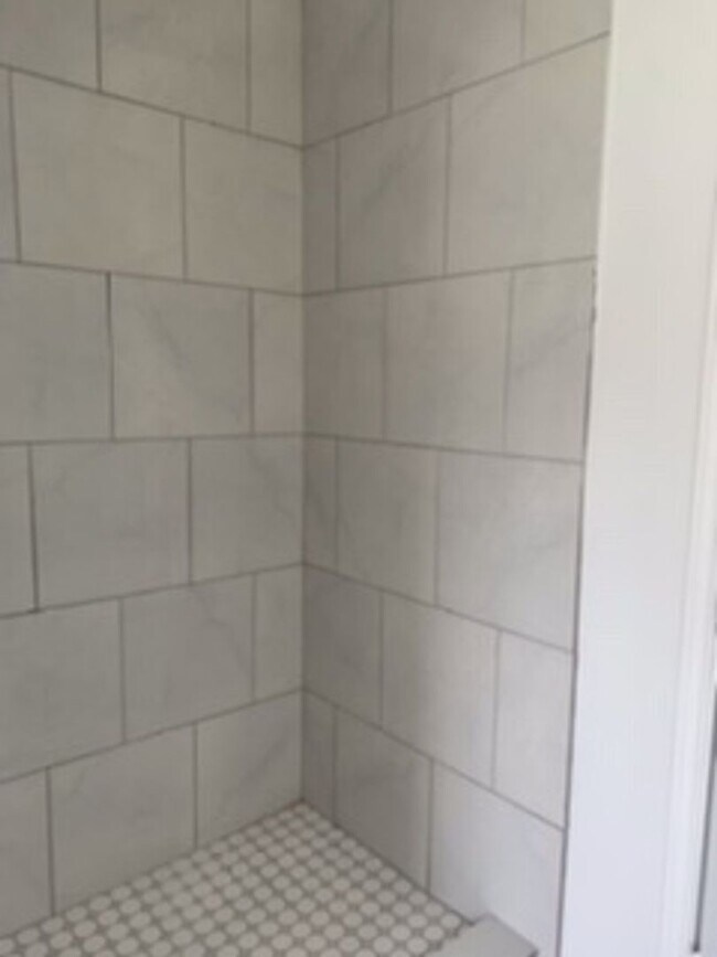 Building Photo - Spacious and Clean 3 BR HOUSE - Looking for the right people to call home!