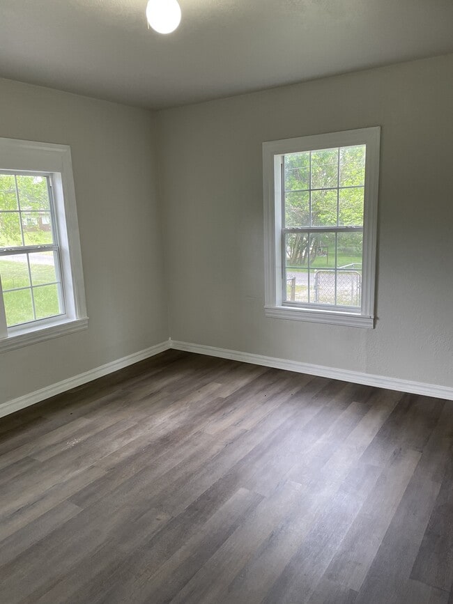 Building Photo - 1009 E 6th St