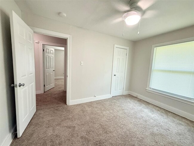 Building Photo - 117 Oak Dr