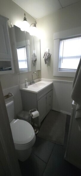 Building Photo - 409 Lakeway Dr