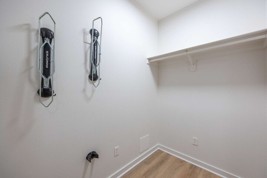 Building Photo - 512 SW B St