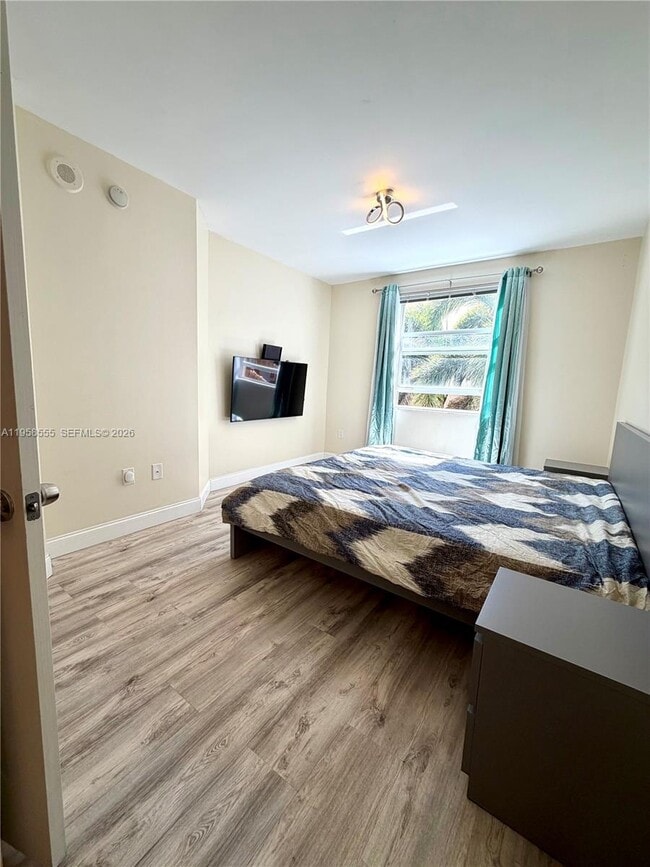 Building Photo - 17150 N Bay Rd