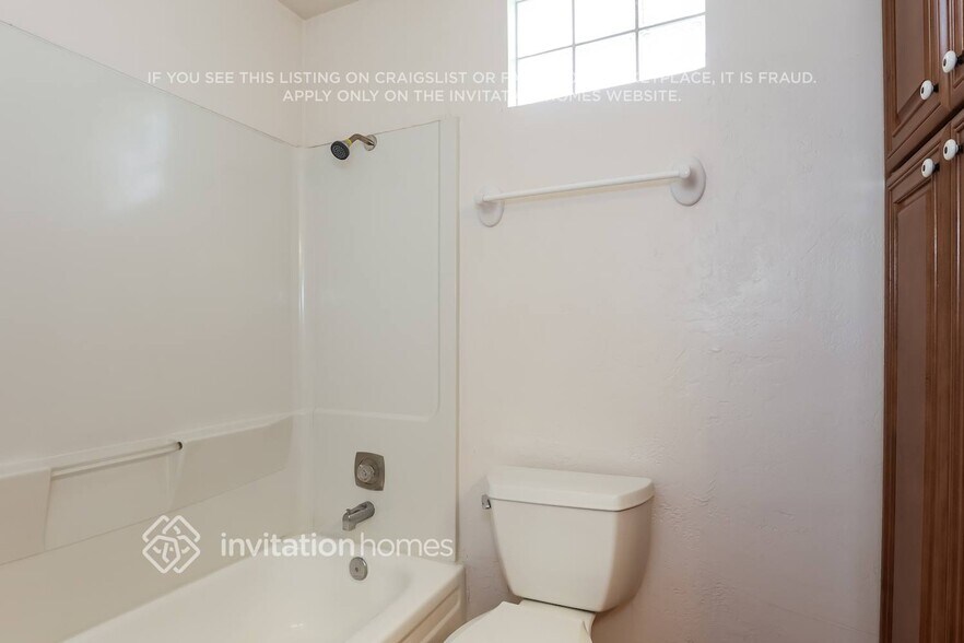 Building Photo - 2234 E Florian Ave