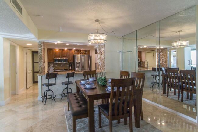 Building Photo - Ocean Front 2/2 at Clearwater Beach!