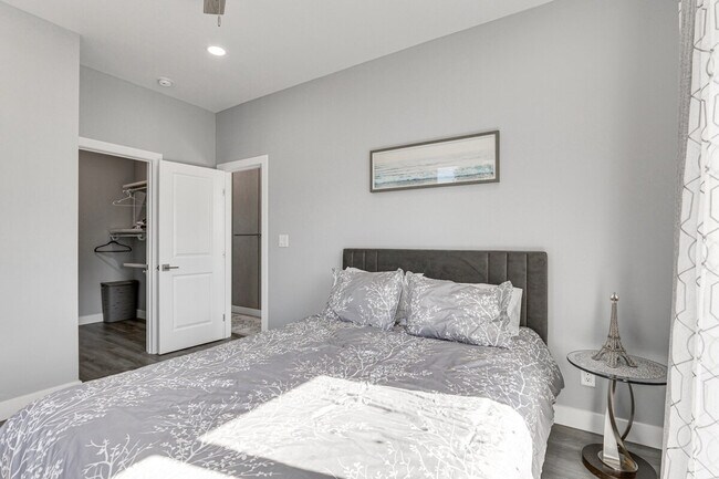 Building Photo - 2022 Avenida Del Diablo