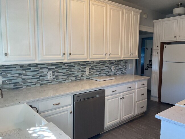 Building Photo - "Charming 2-Bed Home with Granite Touches in Tracy's Heart!"