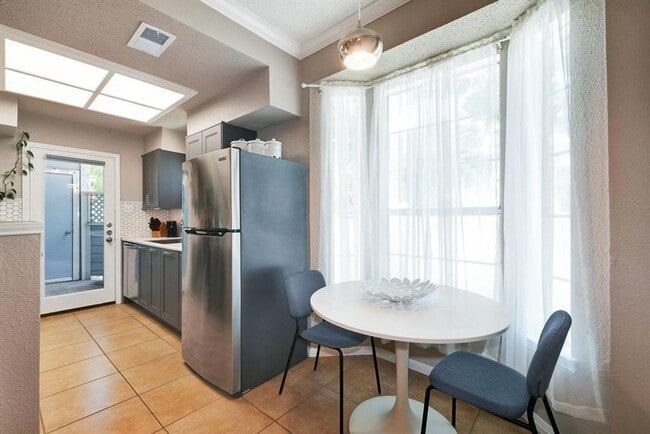 Building Photo - Heritage #108