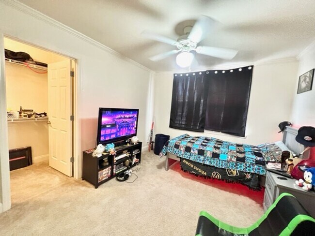 Building Photo - 703 Majestic Dr