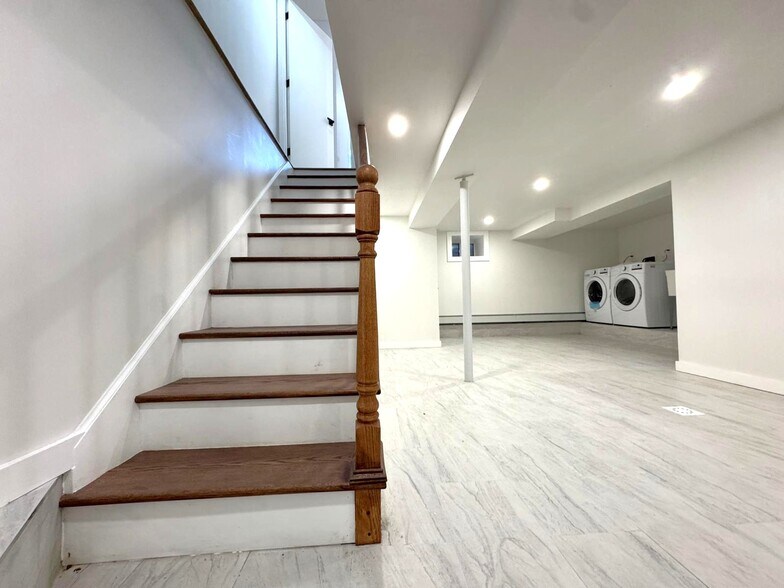 Building Photo - 198 28th St