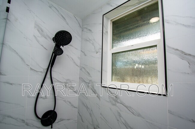 Building Photo - 1099 Bradford Dr