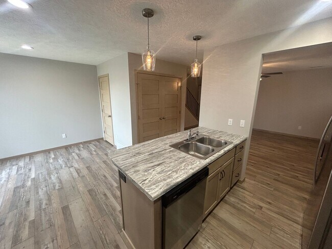 Building Photo - 9419 W Dolores Dr