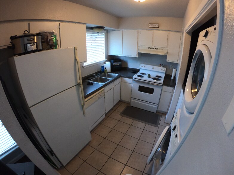 Building Photo - 404 Manuel Dr