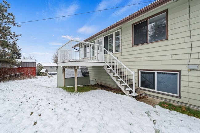 Building Photo - 4-Bedroom Retreat in Medical Lake - 2 Baths & 2,454 Sq/Ft Half Month Rent Free!