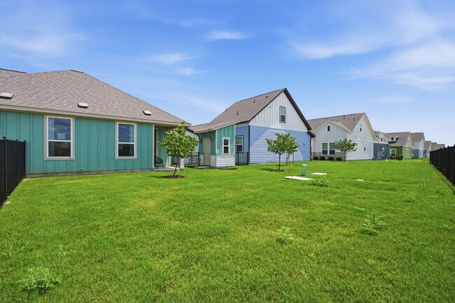 Building Photo - Townhome With Fenced Yard, Neighborhood Pickleball Court, Dog Park, Yard Maintenance Paid