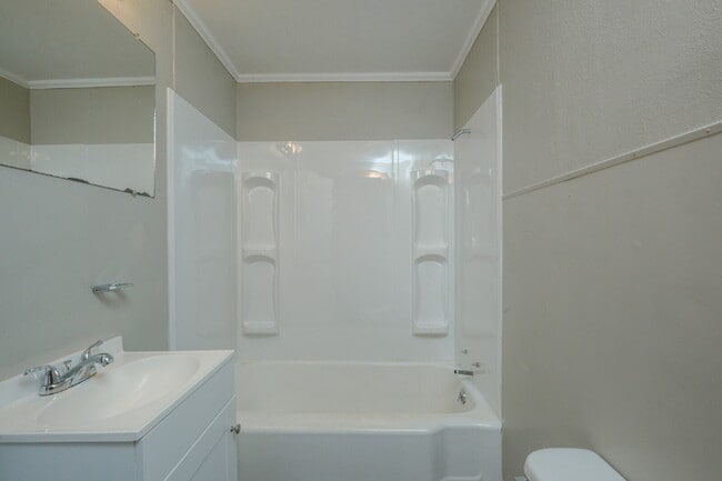 Building Photo - "Spacious 4-Bed Family Haven with 2.5 Baths in Charming Martin, TN – Your Next Home Awaits!"