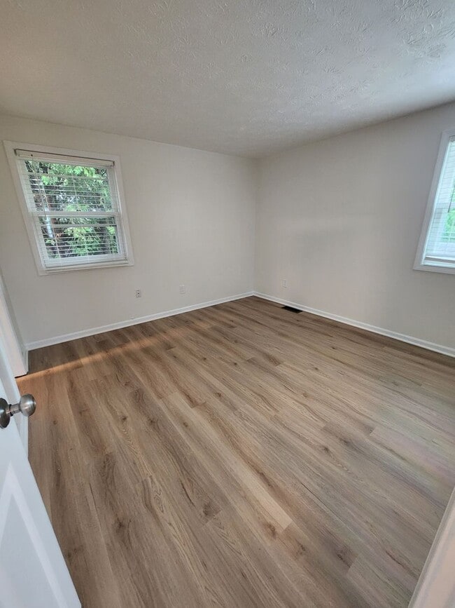 Building Photo - For Rent – Beautiful 3-Bedroom Split-Level...