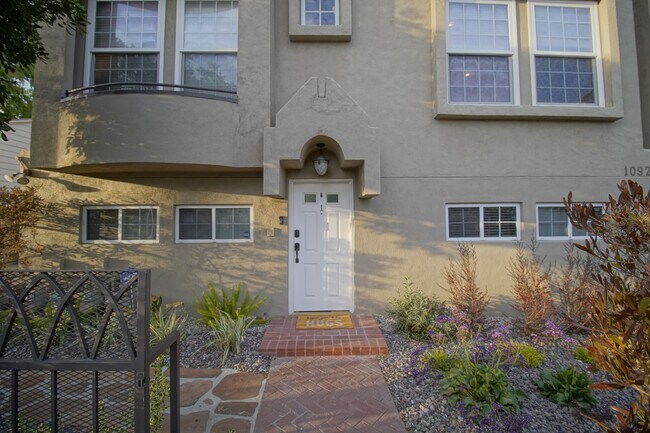 Building Photo - 10929 Landale St