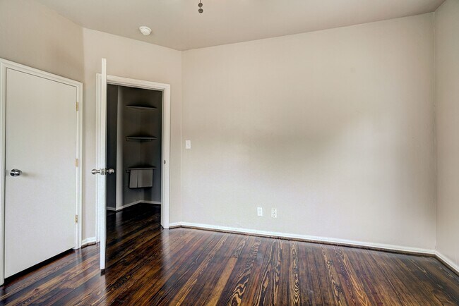 Building Photo - Stylish & Convenient Living Near OU !