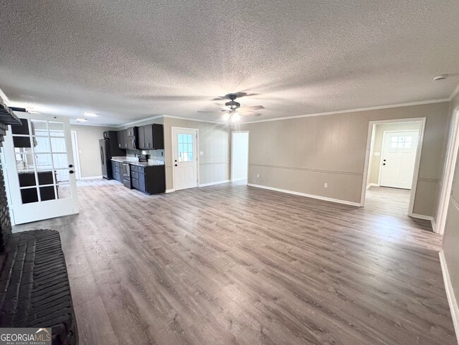 Building Photo - 304 Pinewood Dr