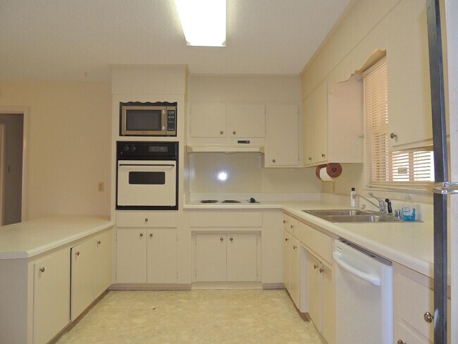 Building Photo - 2316 Rodgers Dr NE