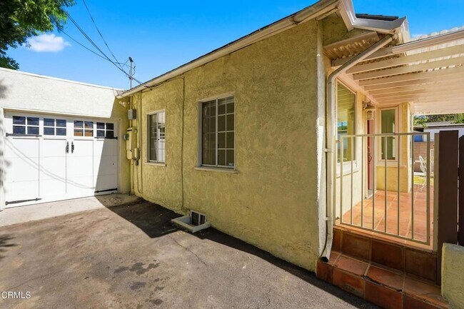 Building Photo - 10734 Oro Vista Ave