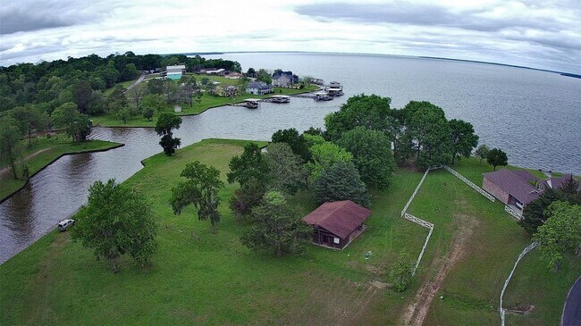 Building Photo - 401 Paradise Dr