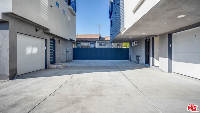 Building Photo - 608 N Gramercy Pl