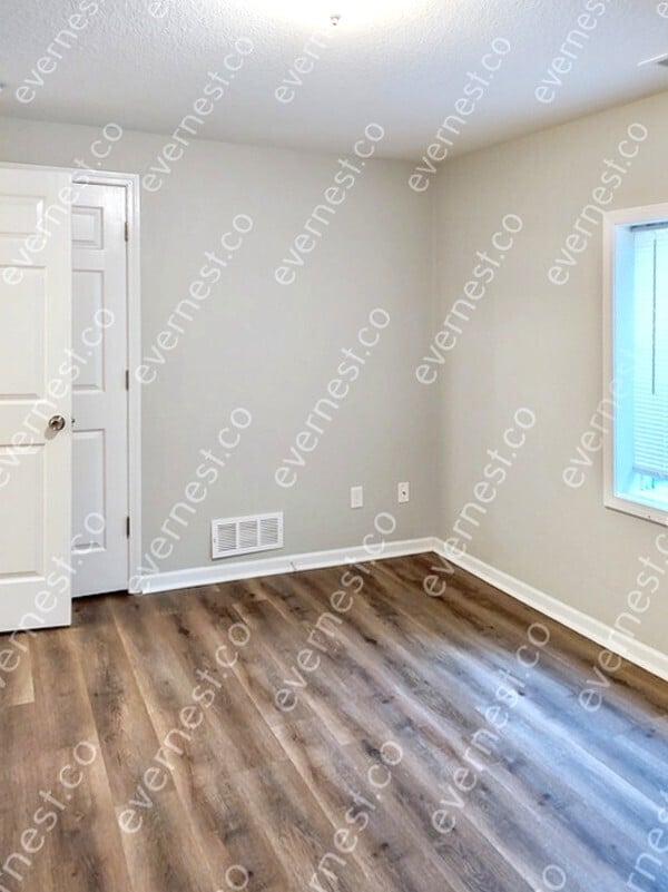 Building Photo - 4900 E 39th St