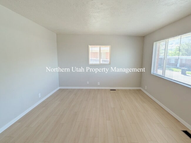 Building Photo - 2 bed 1 bath duplex