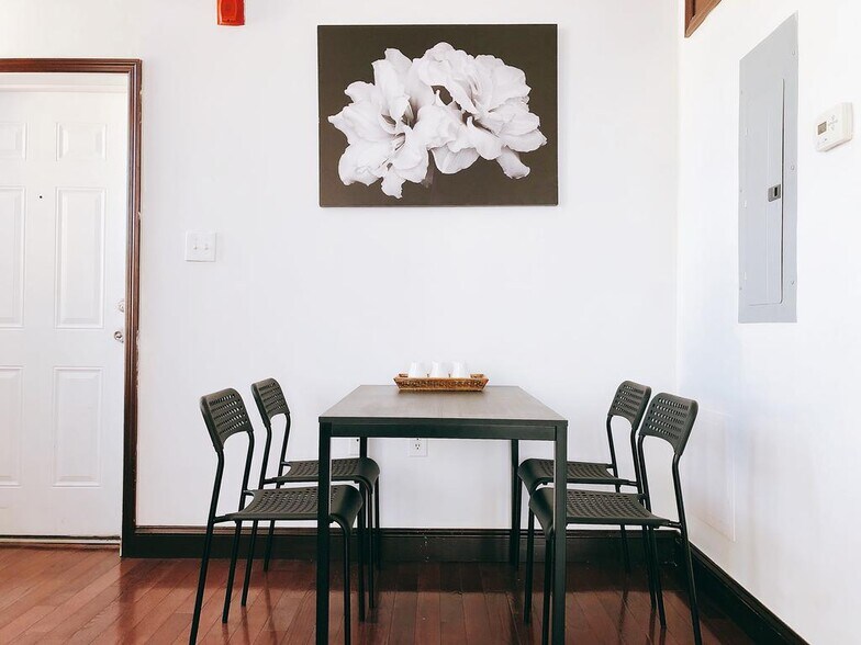 Dinning - 217 N 11th St