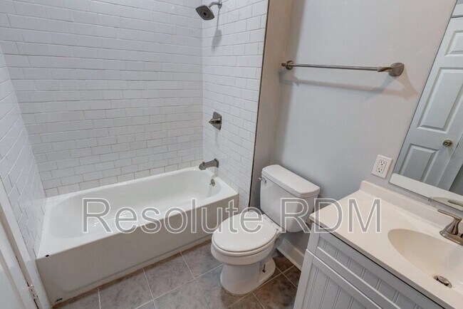 Building Photo - 743 Cottage Ave