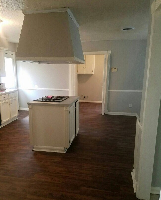 Building Photo - 4018 Strathmore Dr