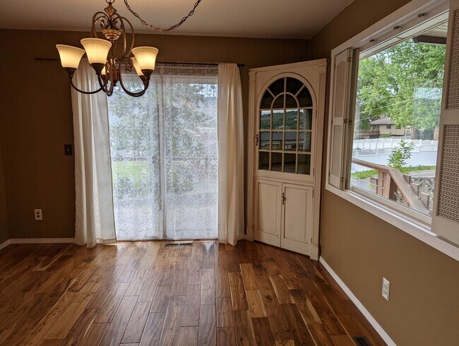 Building Photo - Luxurious 4 bedroom 2 bath house with river view - pet-friendly!