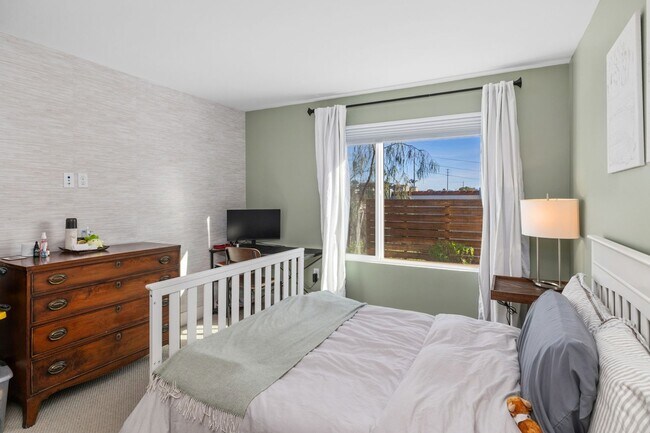 Building Photo - Beautiful upgraded 3 bedroom townhome with 2 car garage!