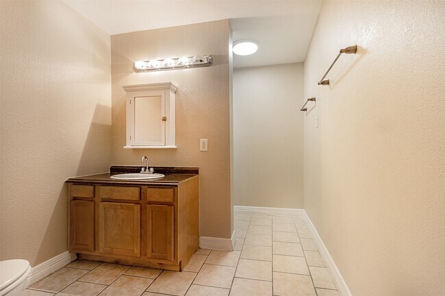 Building Photo - 2098 Harland Dr