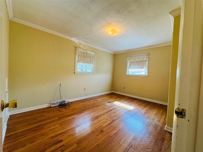 Building Photo - 2715 Manhattan Dr