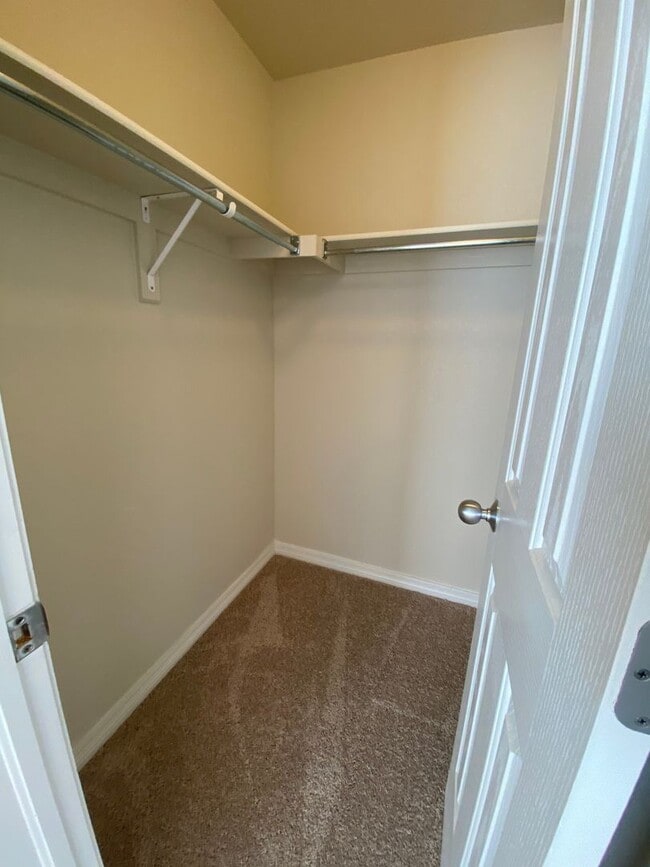 Building Photo - Renovated 2 Bedroom 2.5 Bathroom Condo in ...