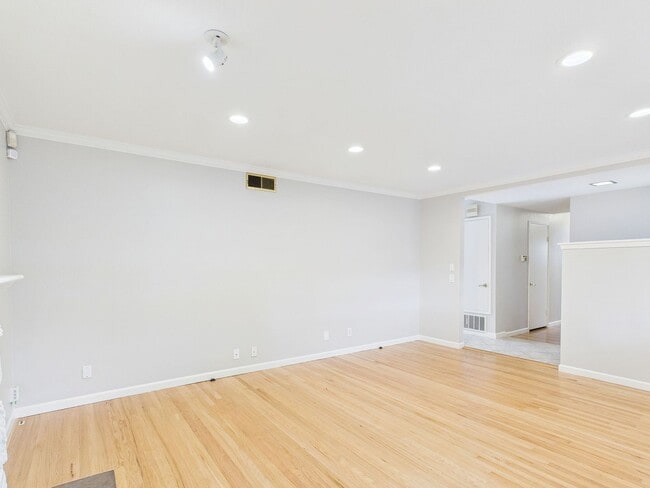 Building Photo - Stunning Turnkey Home in Cambrian!