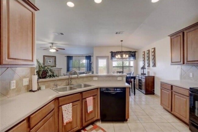 Building Photo - 1112 Cockrill Ct