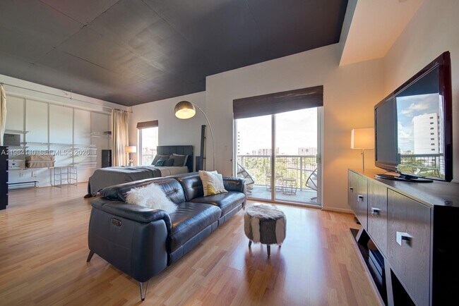 Building Photo - 10 SW South River Dr