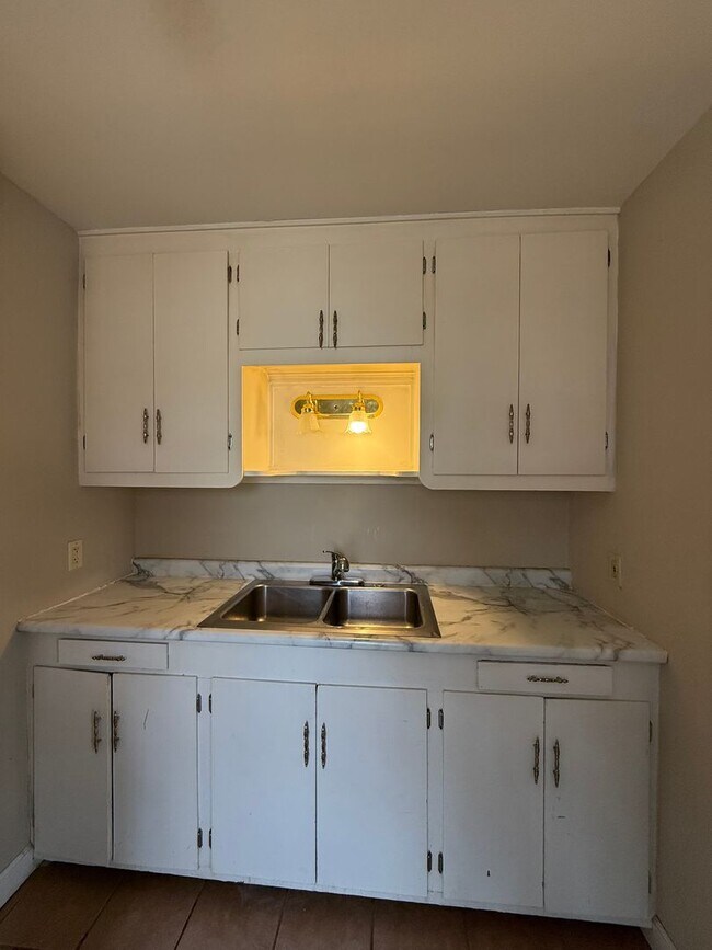 Building Photo - 562 Edmund Ave W