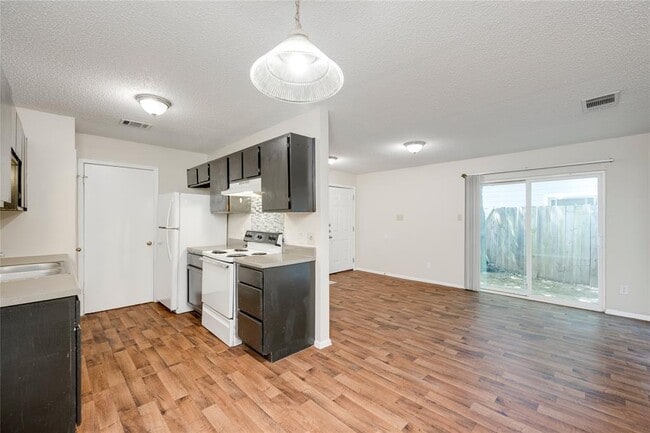 Building Photo - 6900 Branchwood Dr
